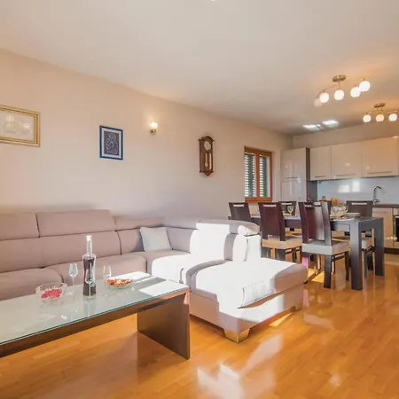 Beautiful In With Kitchen Holiday home
